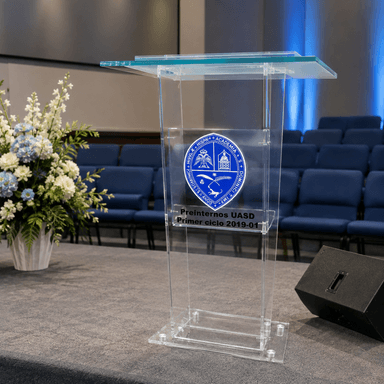 Púlpito de acrílico en un auditorio